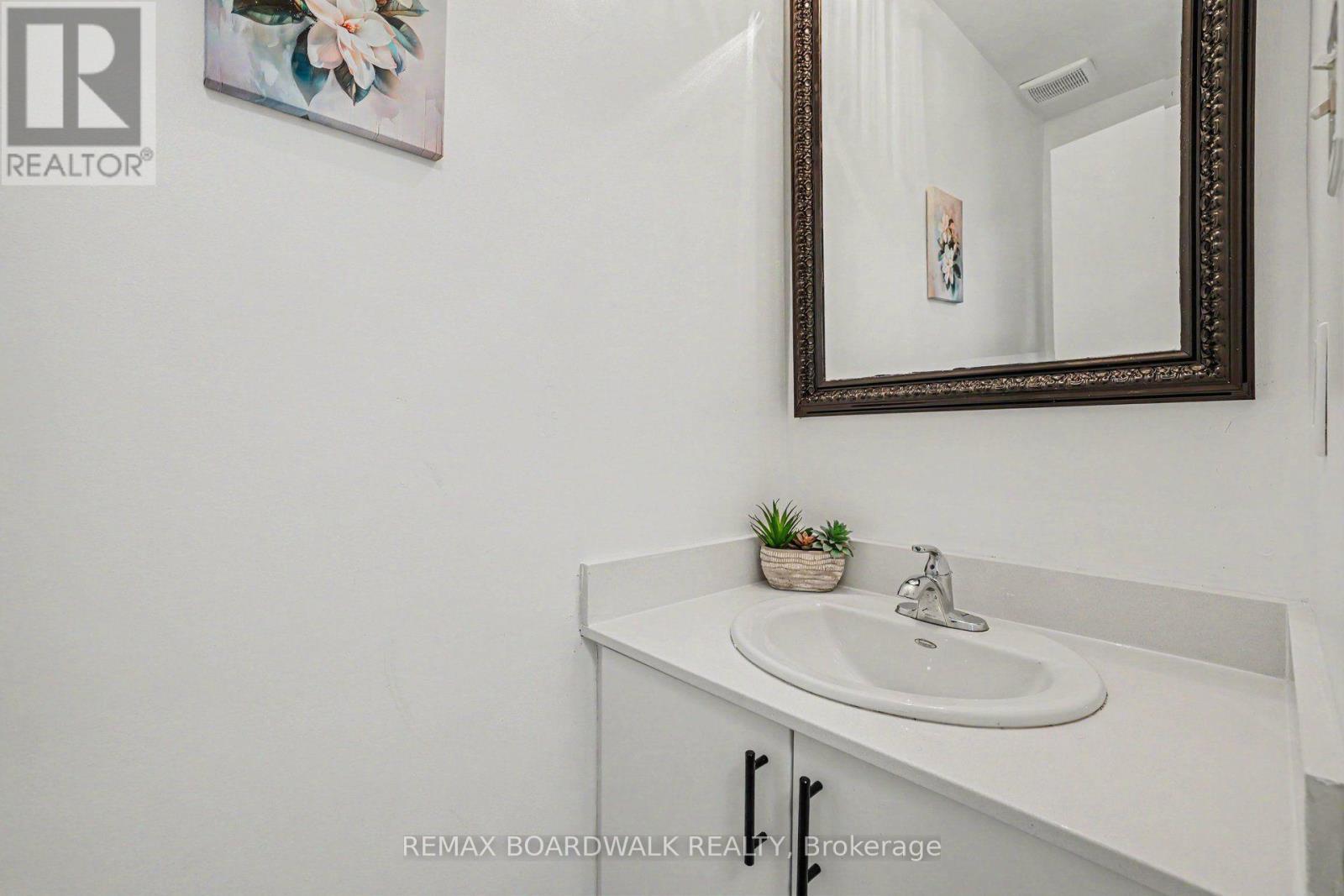 Powder Room - 314 Valade Crescent, Ottawa, ON