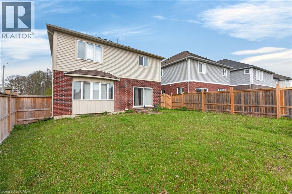Expansive grassy yard enclosed by wood fencing - 9 Winterberry Boulevard, Thorold, ON