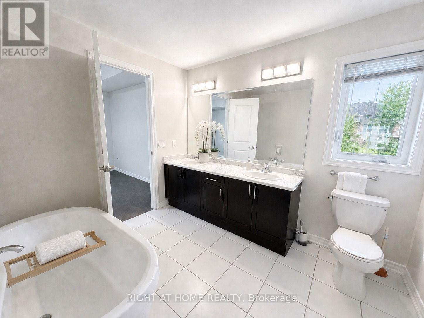Master ensuite bathroom otherside view - 52 Heming Trail, Hamilton, ON