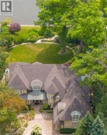 6 ENNISCLARE Drive Oakville, ON L6J 4N2