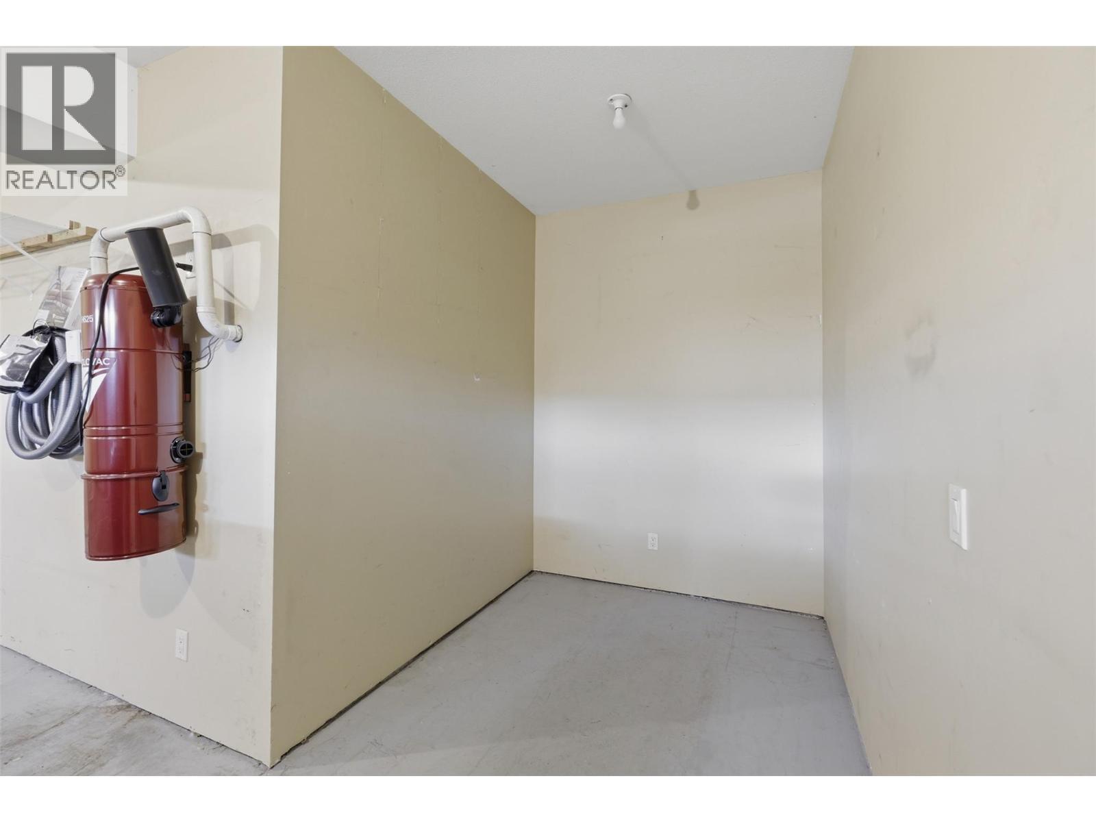 GOLF CART STORAGE IN GARAGE - 1637 Golf Ridge Way, Kamloops, BC