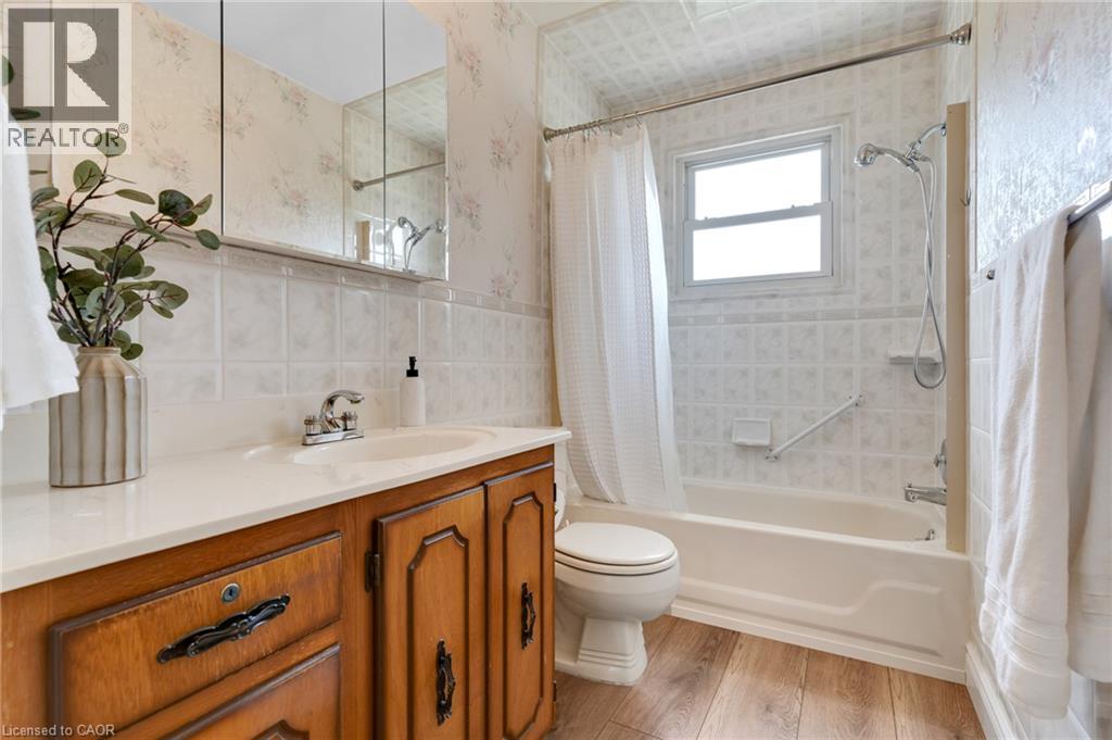 8 Blue Spruce Court, Kitchener, ON