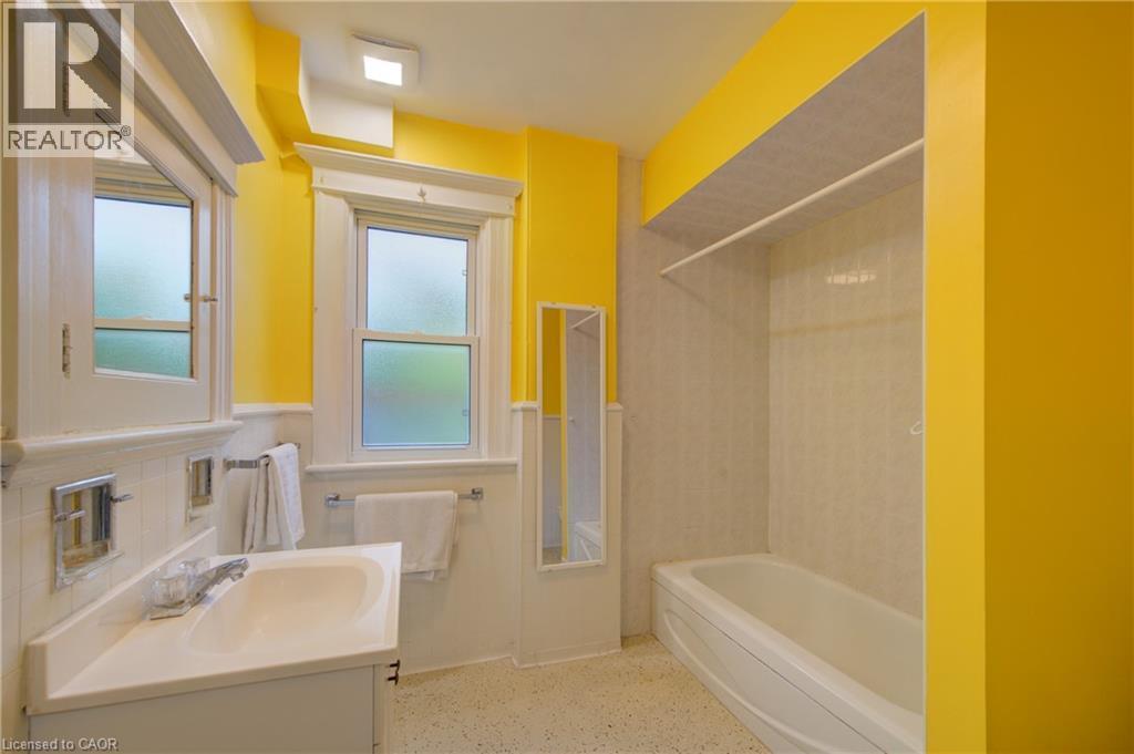 Main 4piece bath 3 with tub/shower - 24 Hunt Street, Hamilton, ON