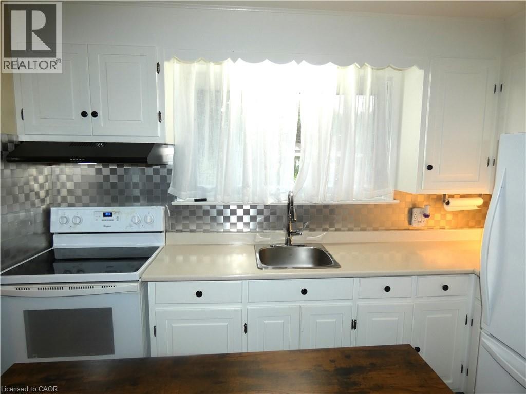 15 Collier Crescent, Hamilton, ON