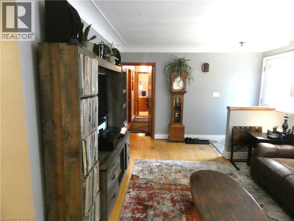 15 Collier Crescent, Hamilton, ON