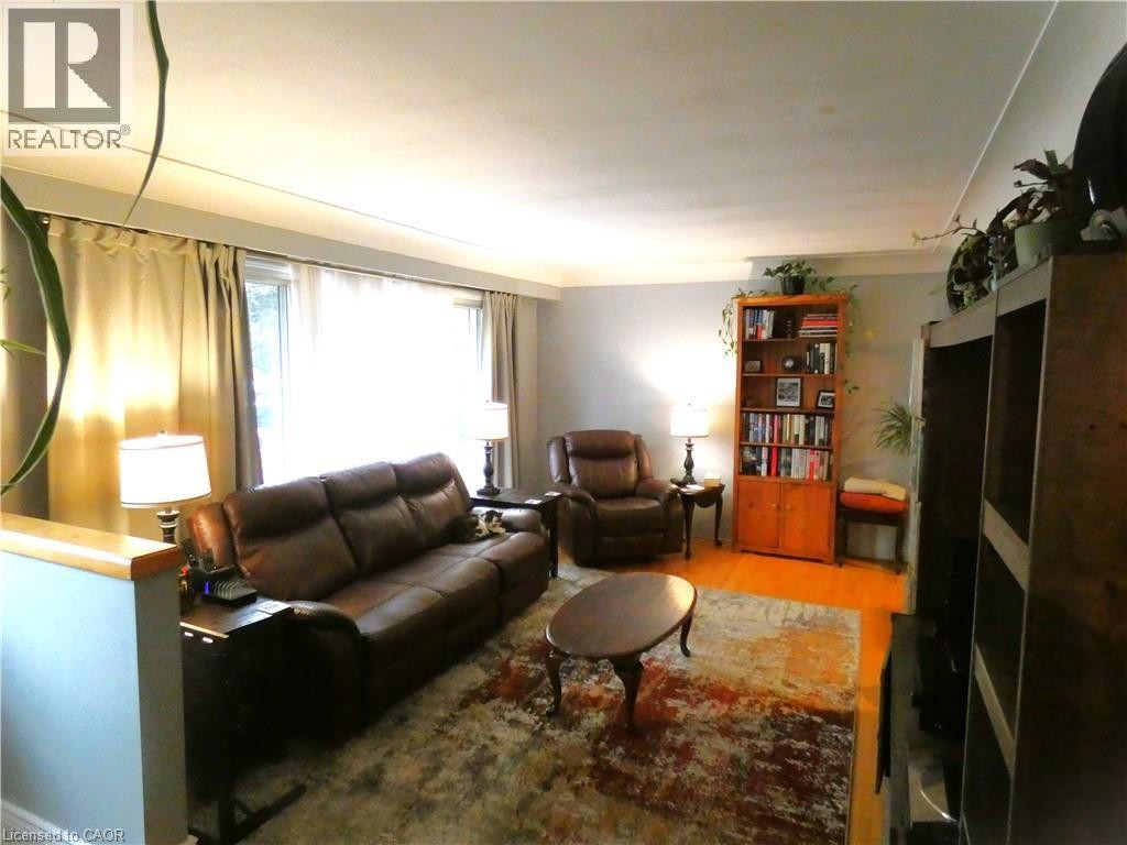 15 Collier Crescent, Hamilton, ON