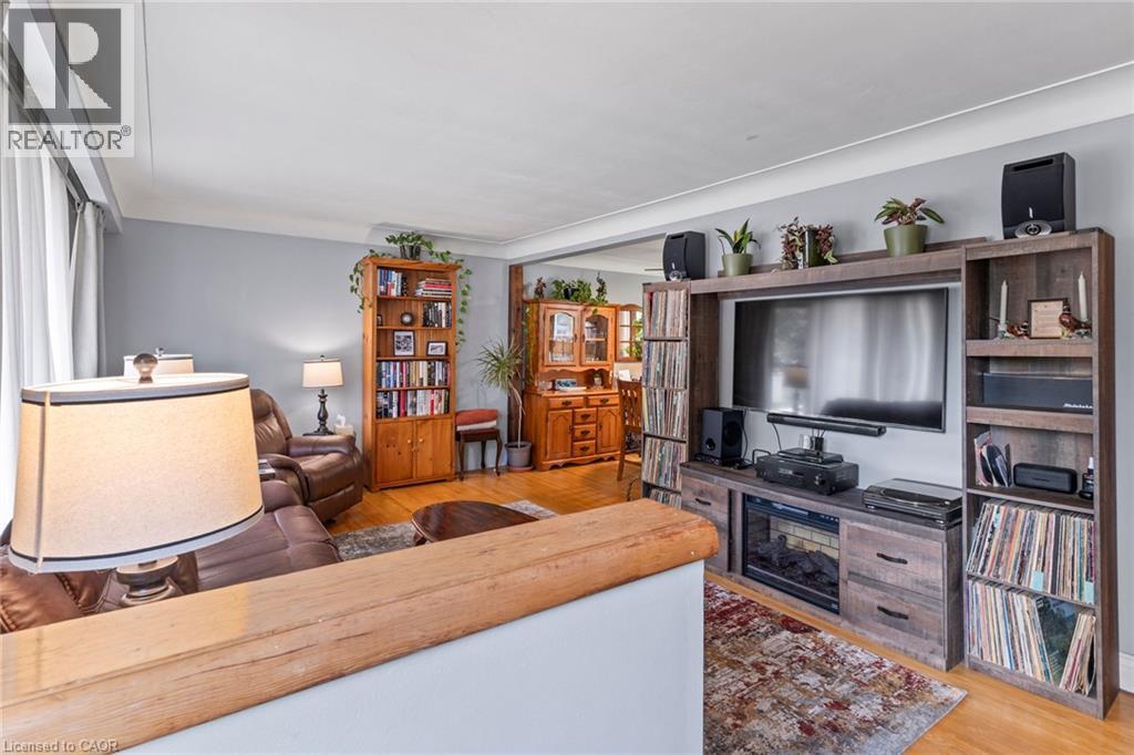 15 Collier Crescent, Hamilton, ON