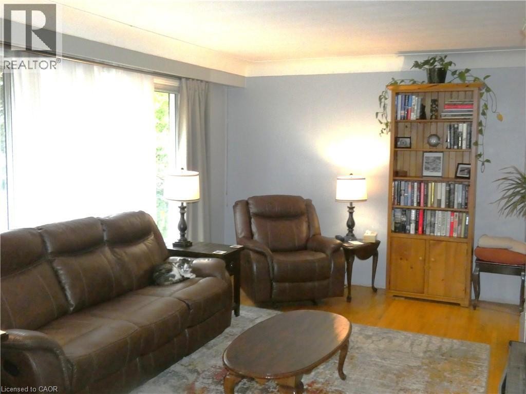 15 Collier Crescent, Hamilton, ON