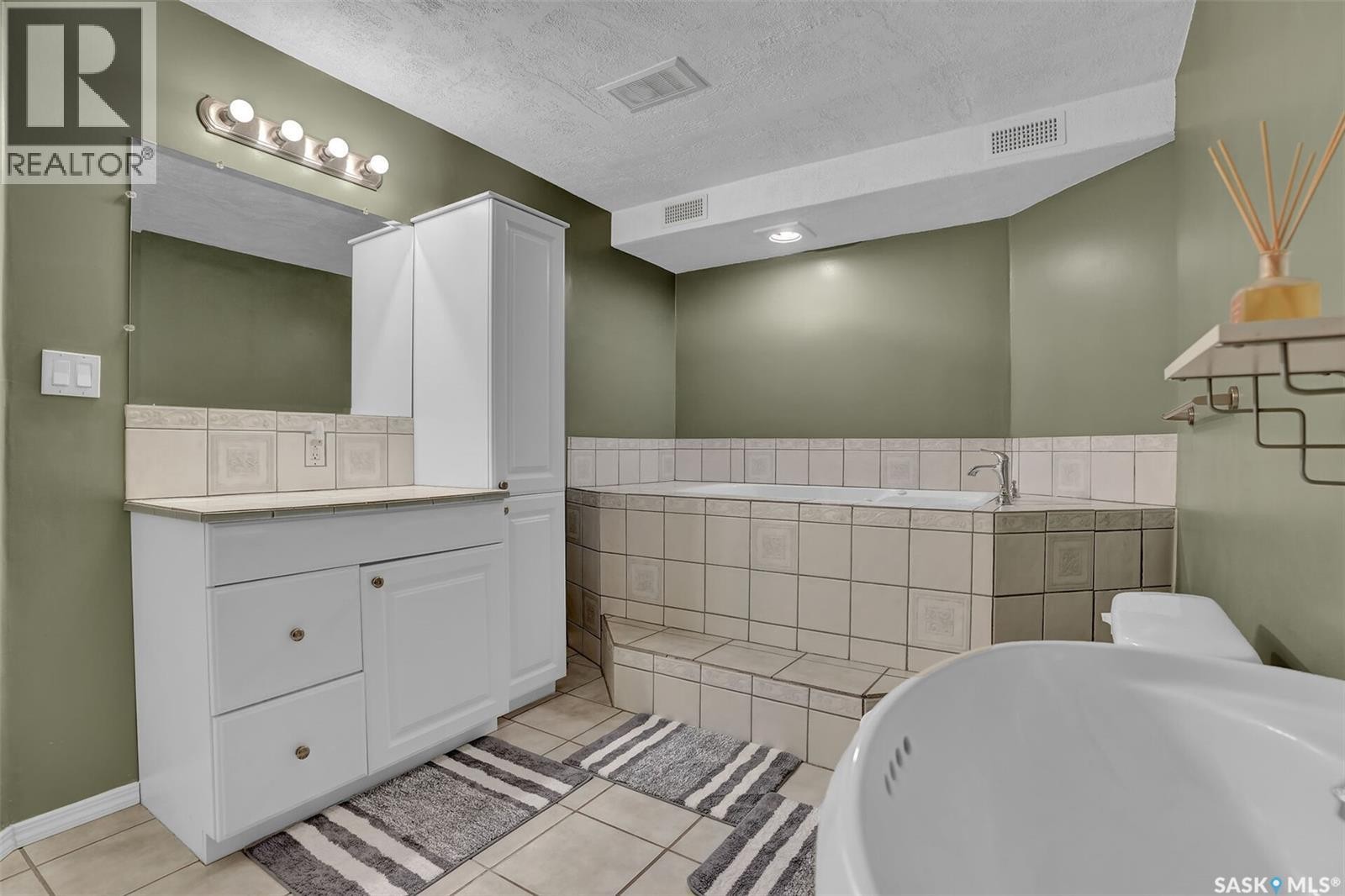 1355 Maple Leaf Crescent N, Regina, SK