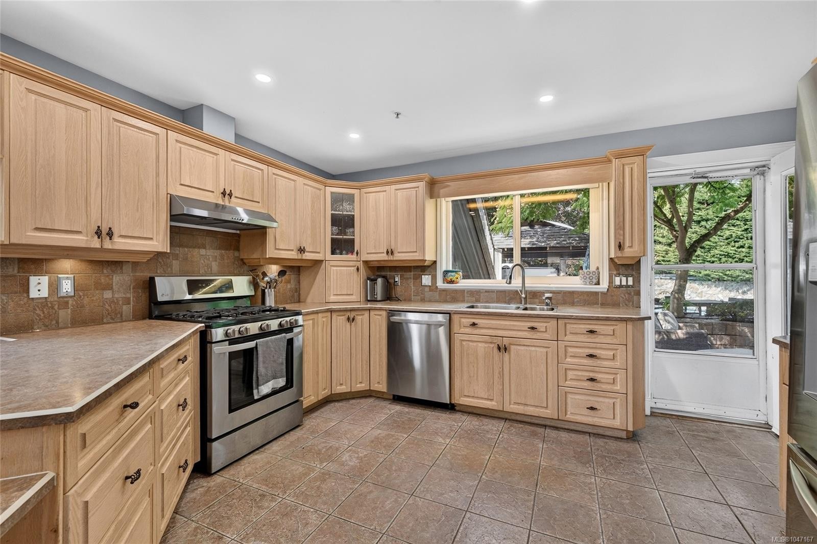 16 Edwards Estates Rd, View Royal, BC