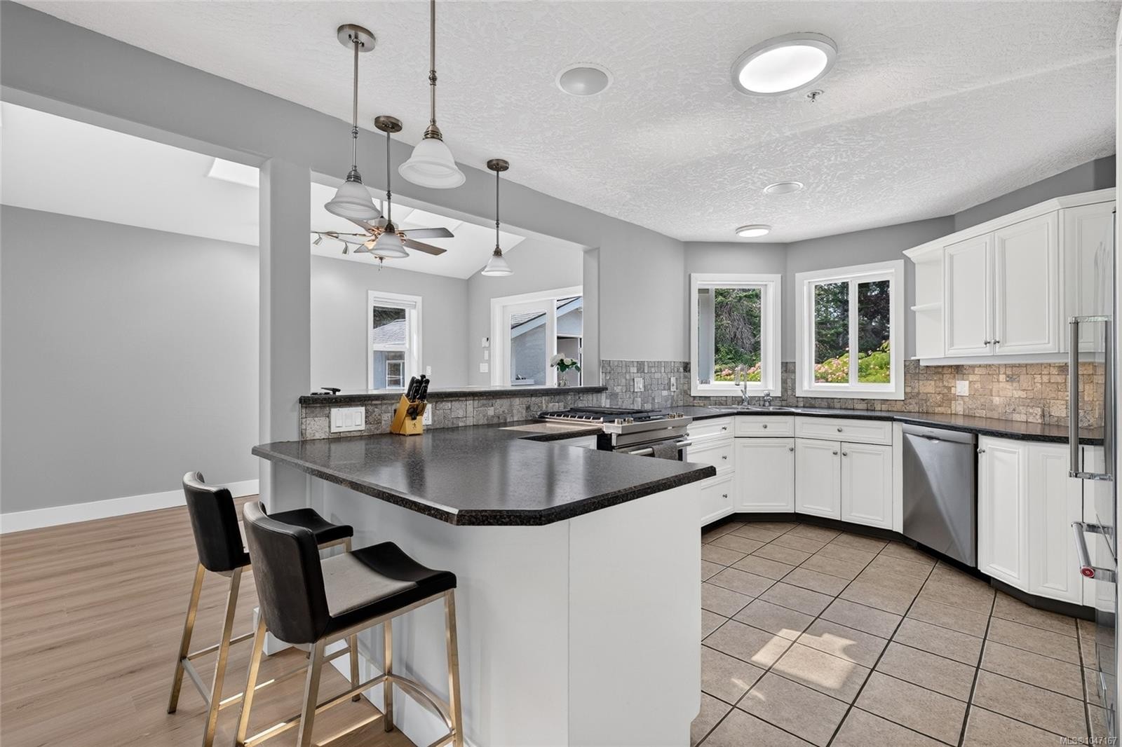 16 Edwards Estates Rd, View Royal, BC