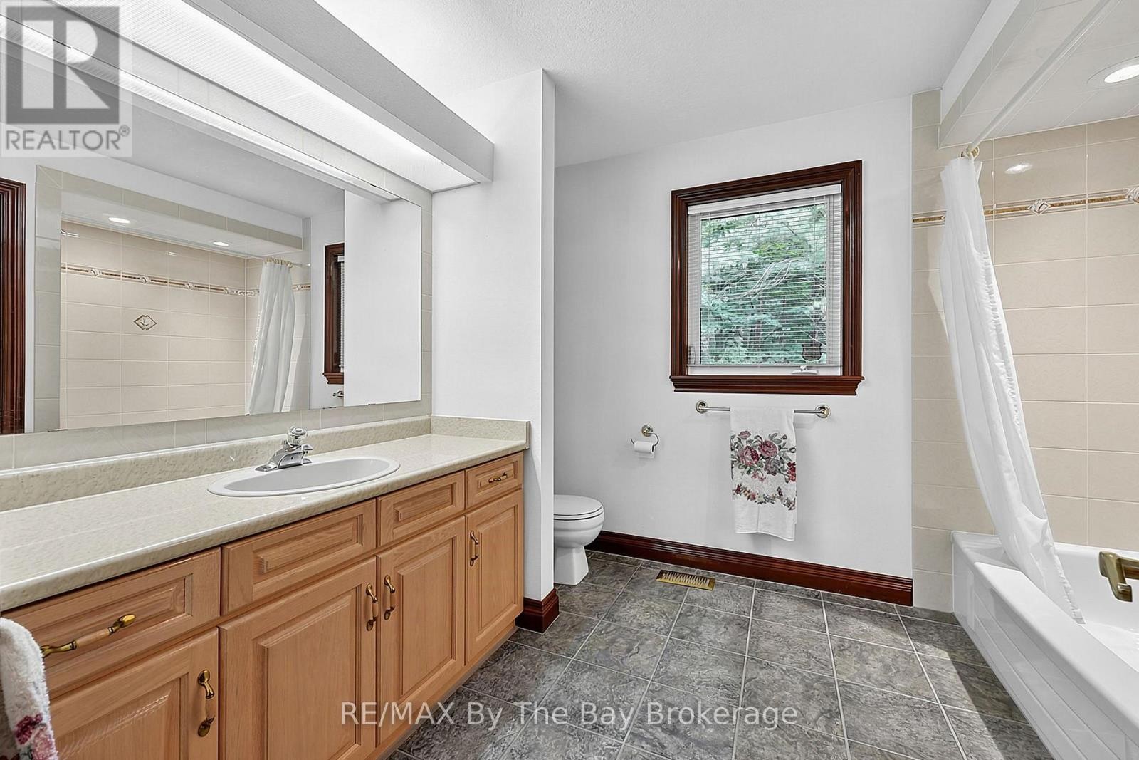 Main 4pc Bathroom - 90 Goldfinch Crescent, Tiny, ON