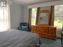 Main bedroom with park view - 