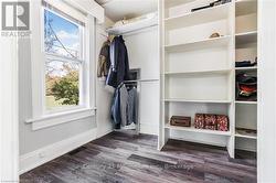Main bedroom walk-in closet - 