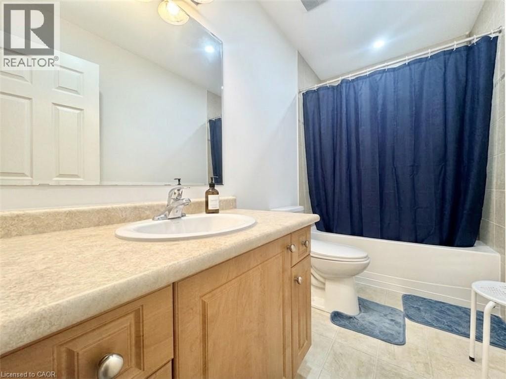 Full 4 Piece bath. - 1335 Countrystone Drive, Kitchener, ON