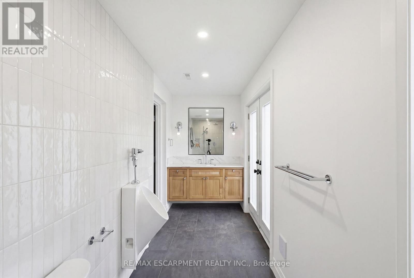 3083 Lakeshore Road, Burlington, ON