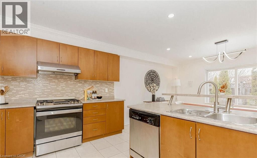 2452 Pathfinder Drive, Burlington, ON
