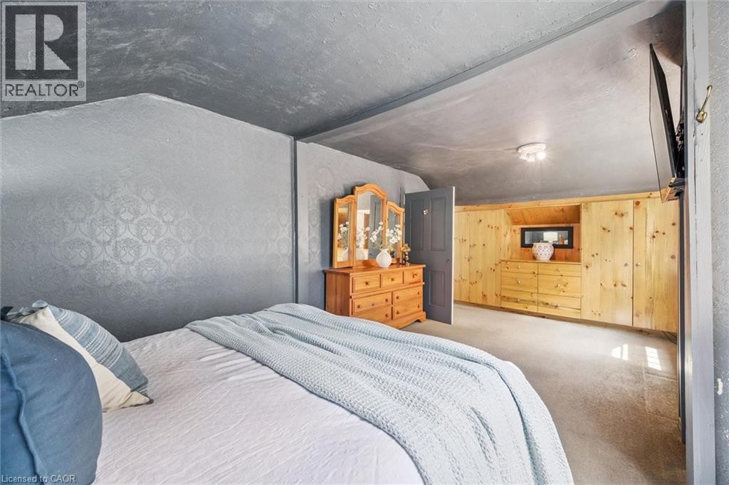 Textured wall covering with a patterned design - 630 Robert Ferrie Drive, Kitchener, ON