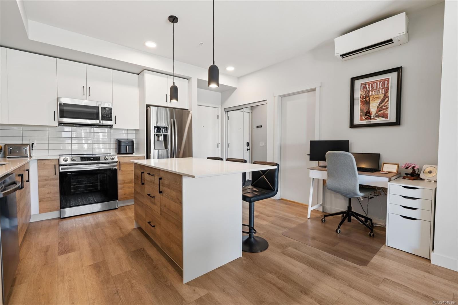 #302-2469 Gateway Rd, Langford, BC