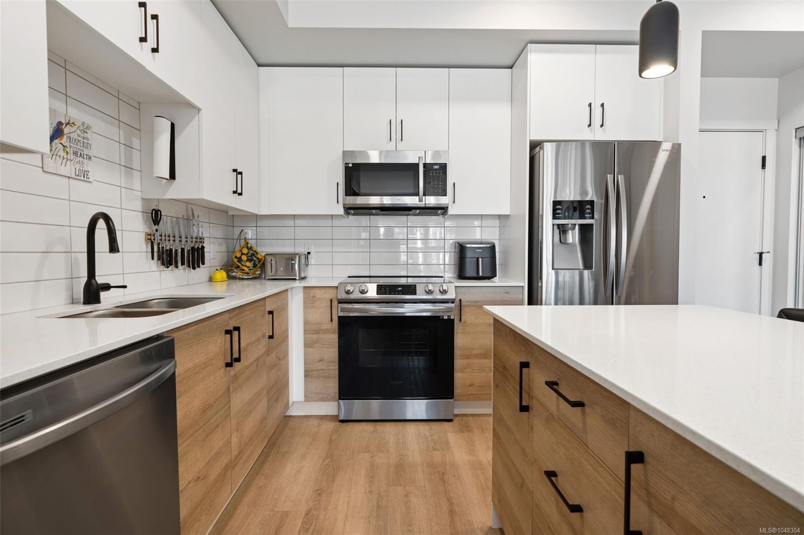 #302-2469 Gateway Rd, Langford, BC