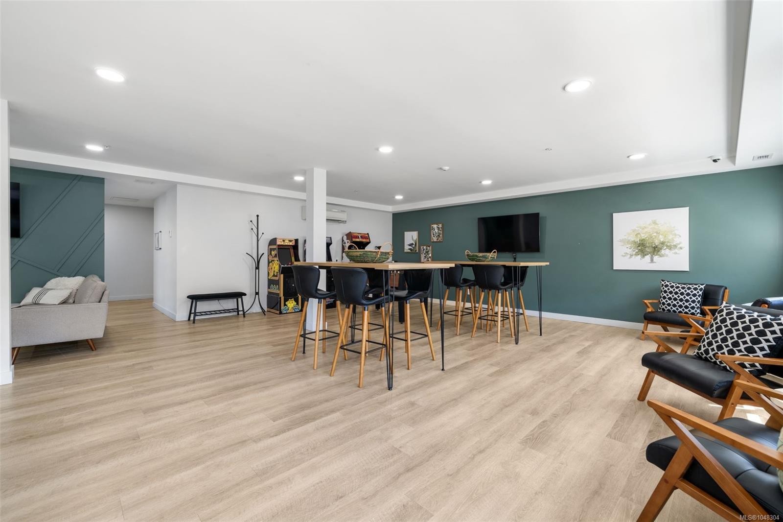 #302-2469 Gateway Rd, Langford, BC