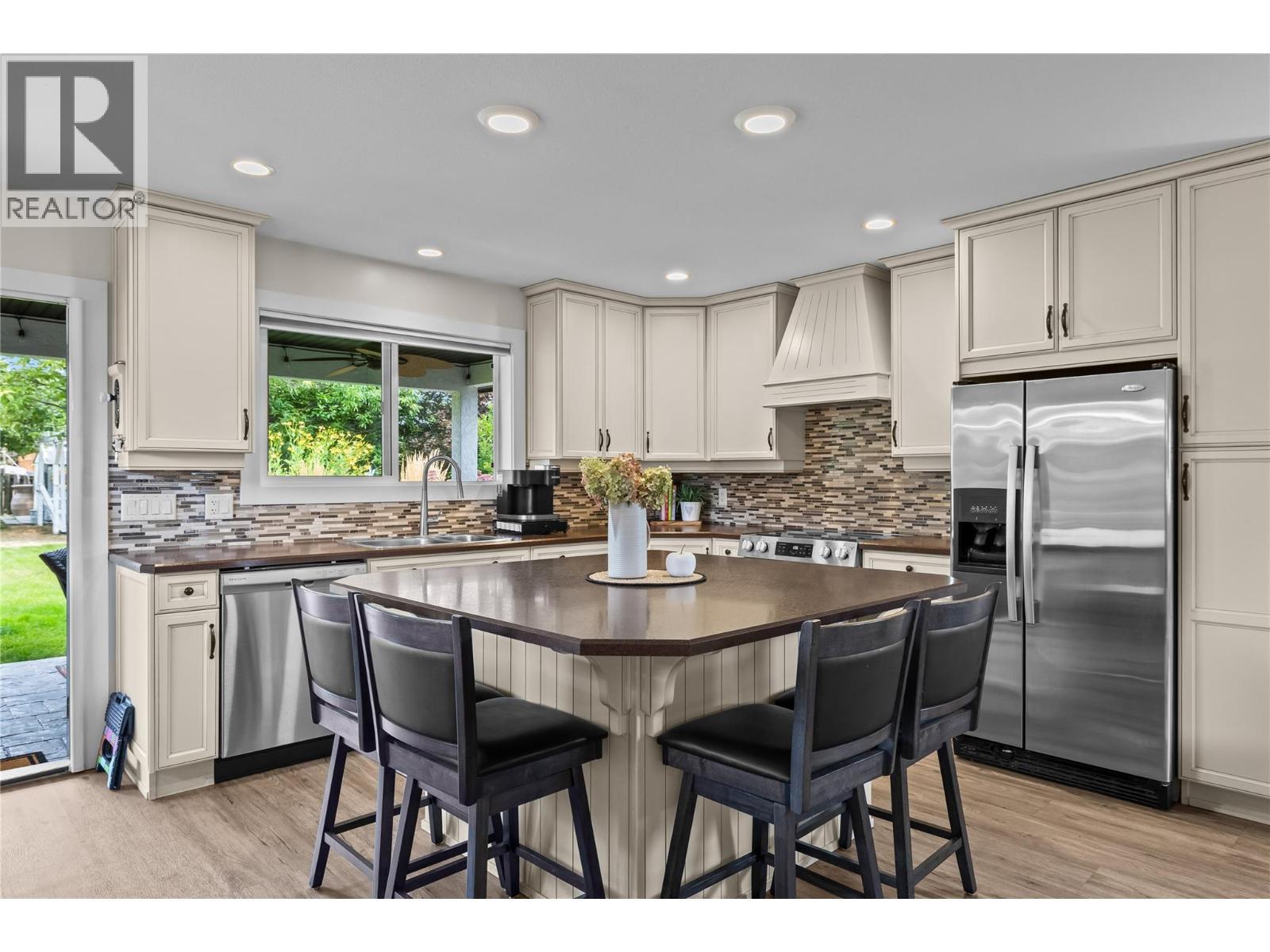 CARRIAGE KITCHEN - 910 Westbrook Drive, West Kelowna, BC