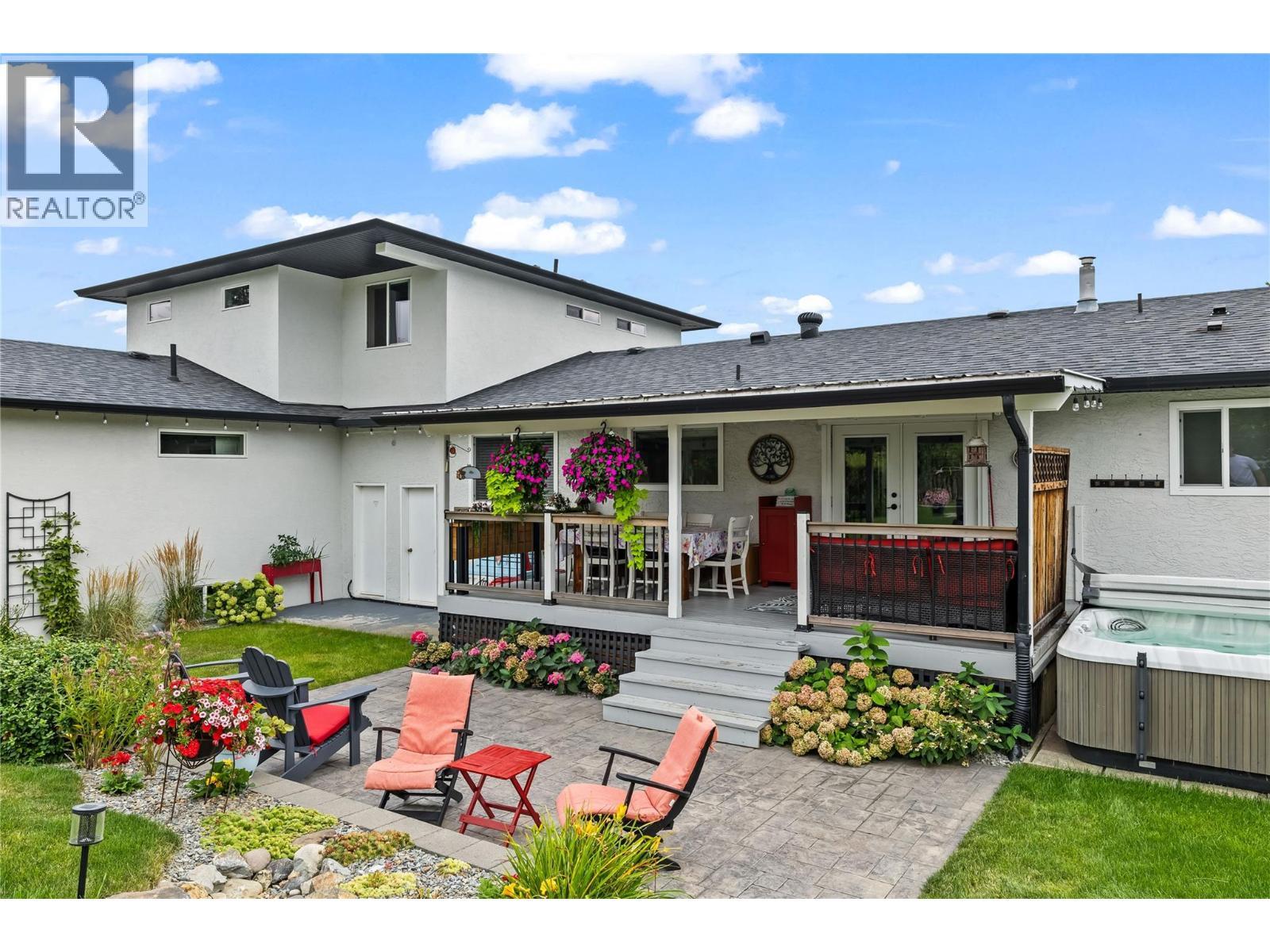 MAIN HOUSE PORTCH - 910 Westbrook Drive, West Kelowna, BC