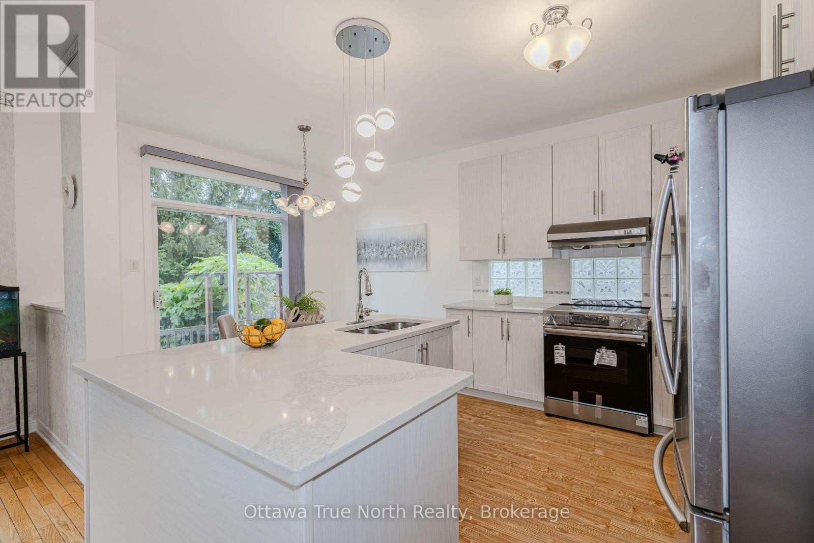 Renovated eat in kitchen with QUARTZ countertops - 43 Evanshen Crescent, Ottawa, ON