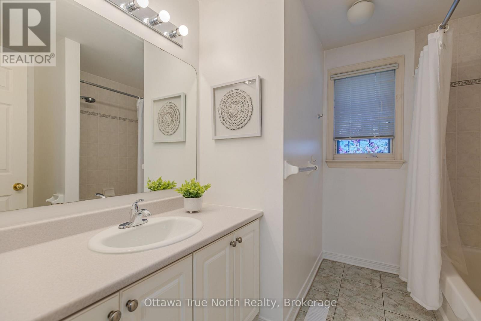 Main bath room with window. - 43 Evanshen Crescent, Ottawa, ON