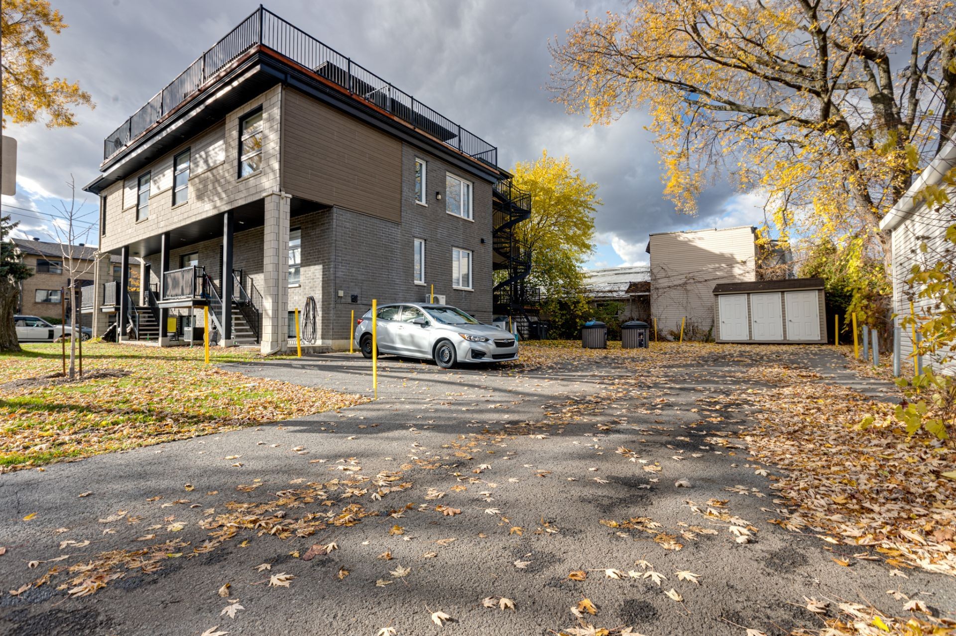 Parking - 33A Av. Sauriol, Laval (Laval-Des-Rapides), QC