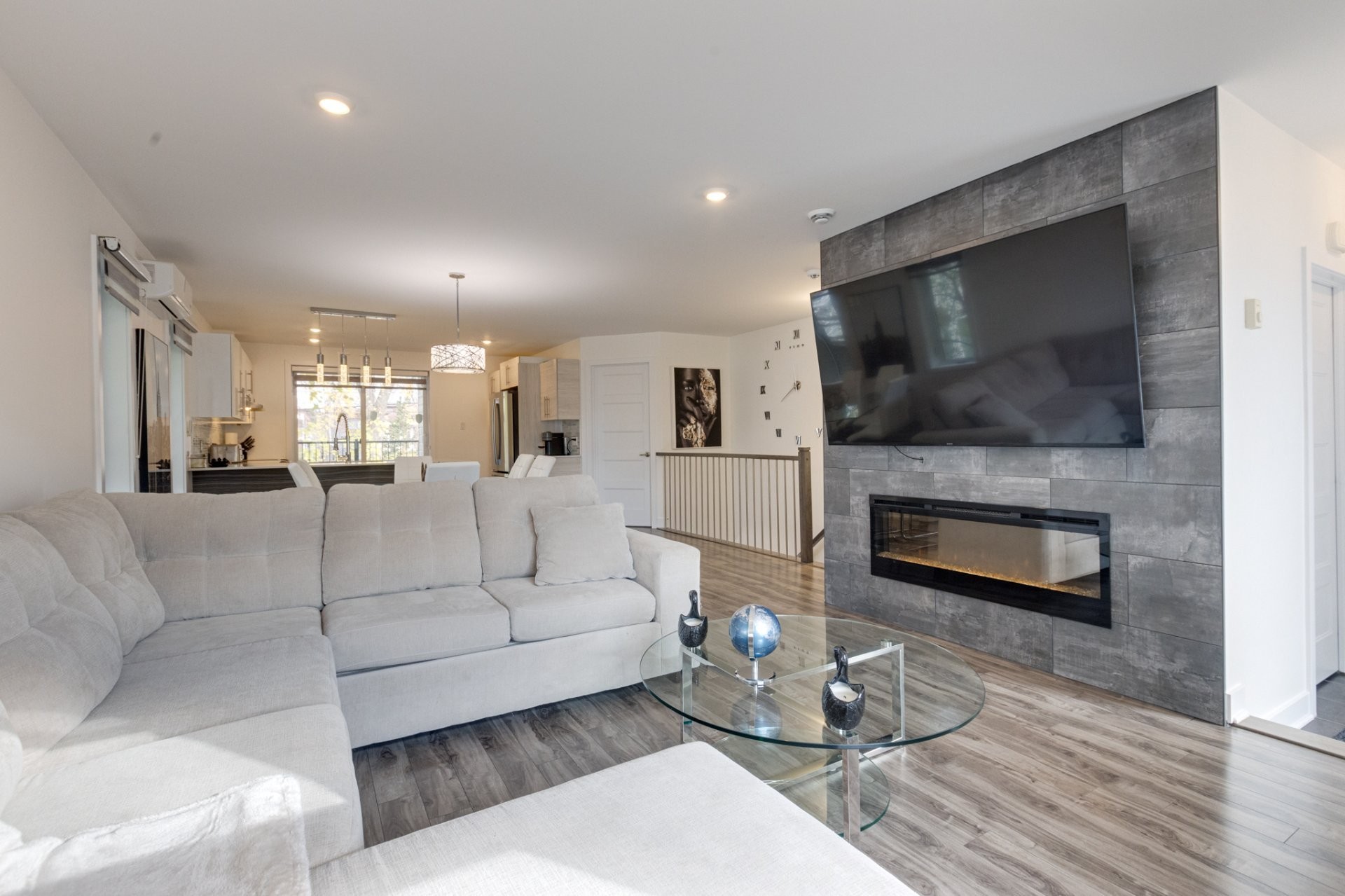 Living Room - 33A Av. Sauriol, Laval (Laval-Des-Rapides), QC