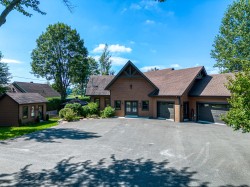 2205J Boul. Foucault Drummondville, QC J2E 0E3