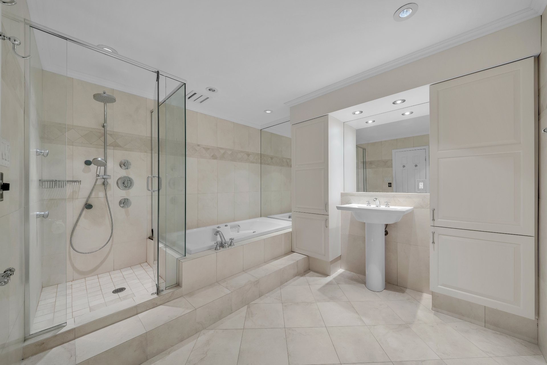 Master Bathroom - 4315 Av. Montrose, Westmount, QC