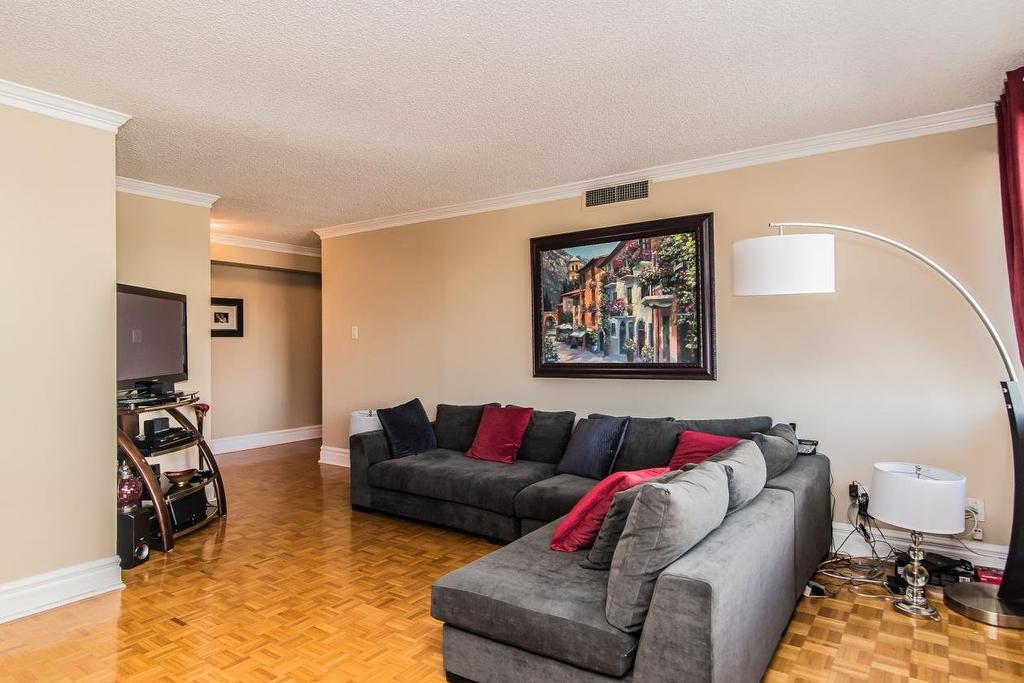 Salon - 706-6635 Ch. Mackle, Côte-Saint-Luc, QC