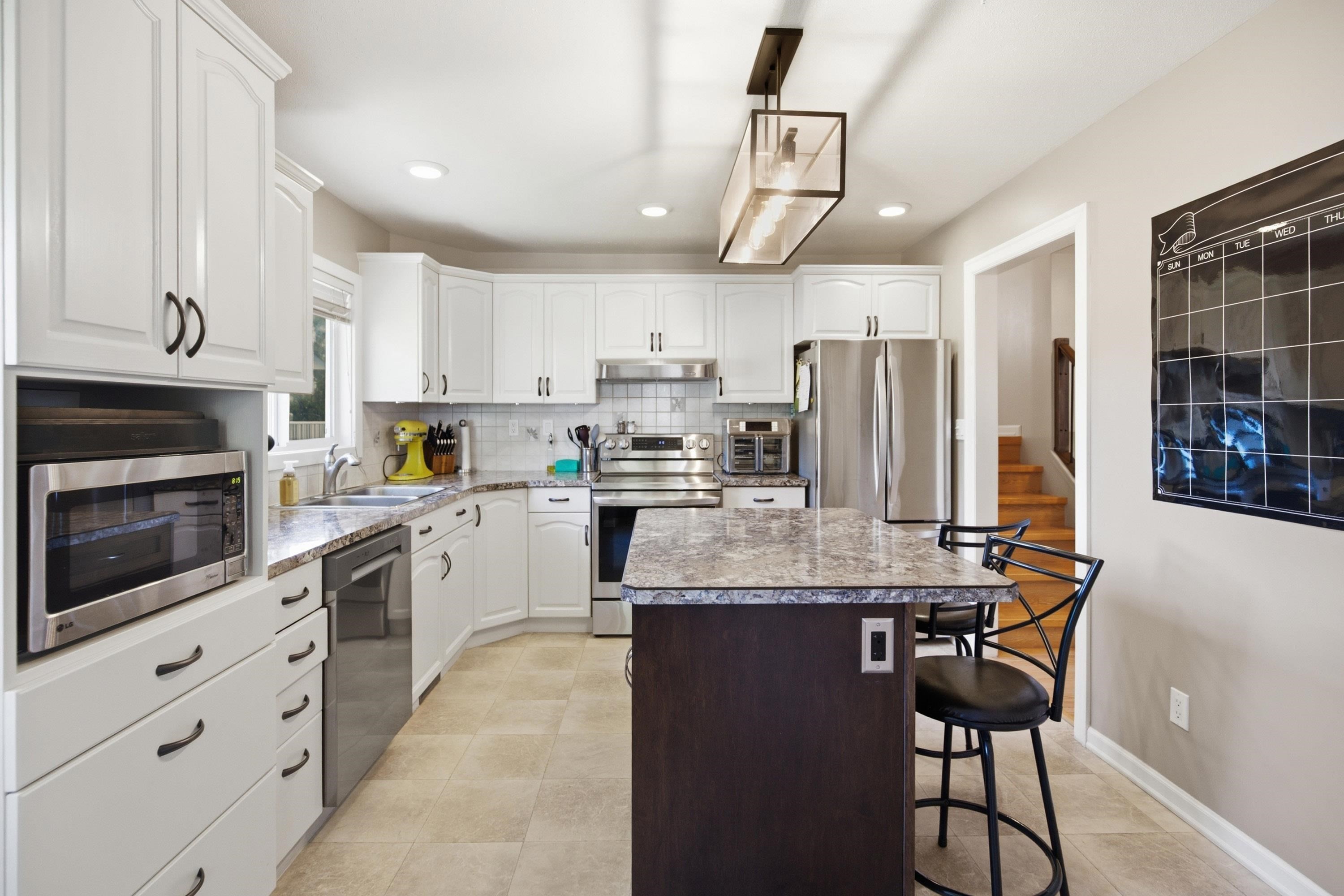 176 Thacker Crescent, Prince George, BC - Indoor Photo Showing Kitchen With Double Sink With Upgraded Kitchen