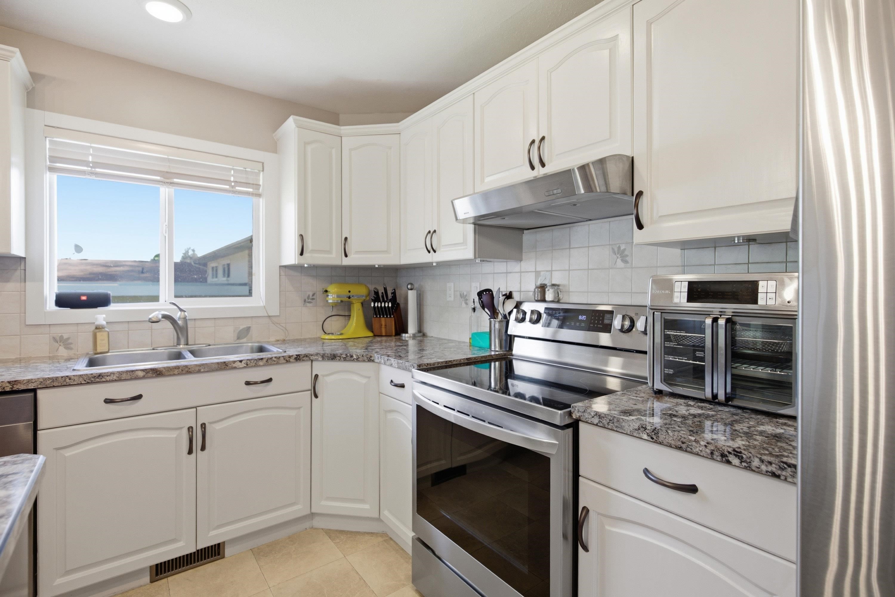 176 Thacker Crescent, Prince George, BC - Indoor Photo Showing Kitchen With Double Sink