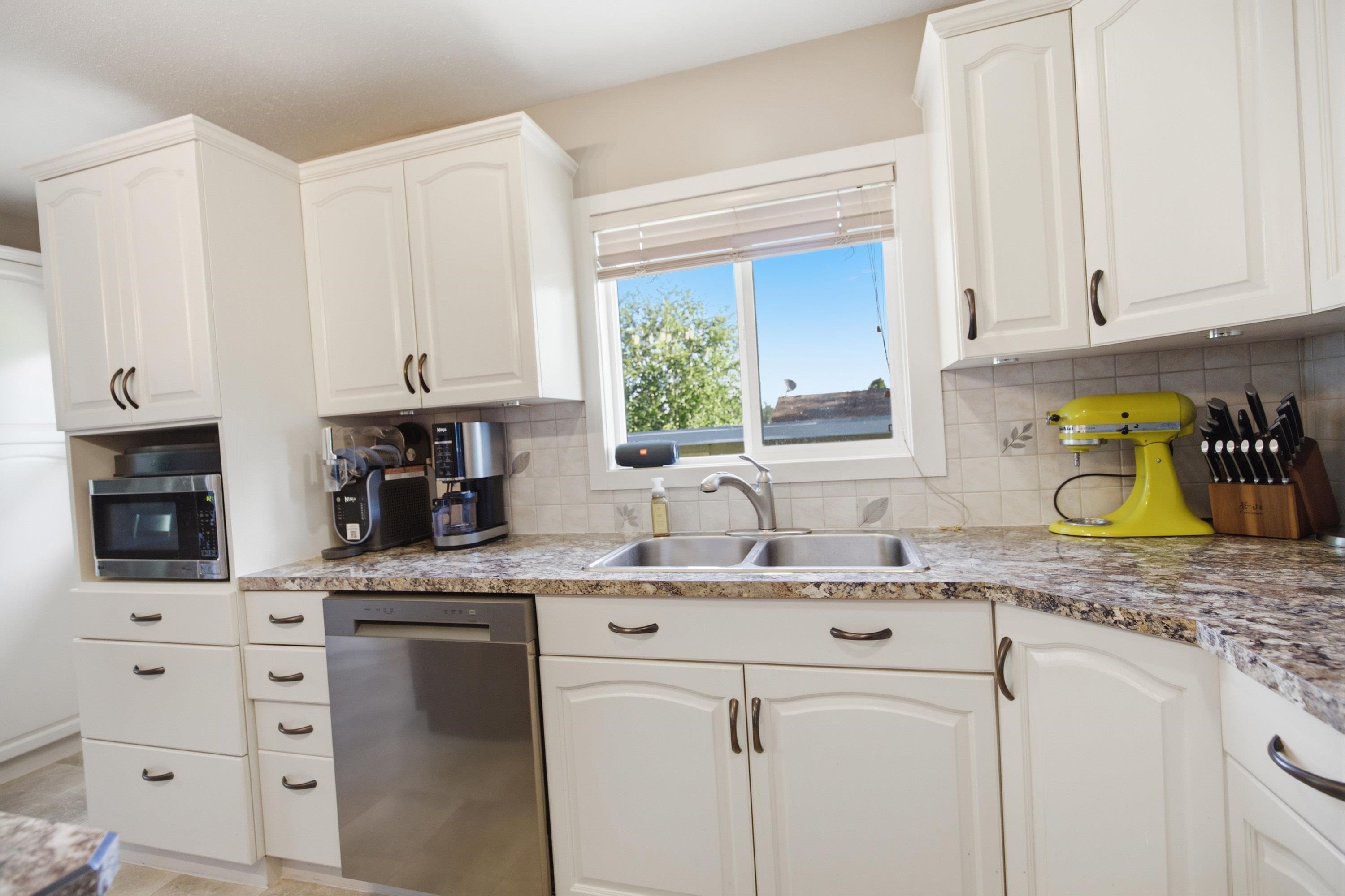 176 Thacker Crescent, Prince George, BC - Indoor Photo Showing Kitchen With Double Sink