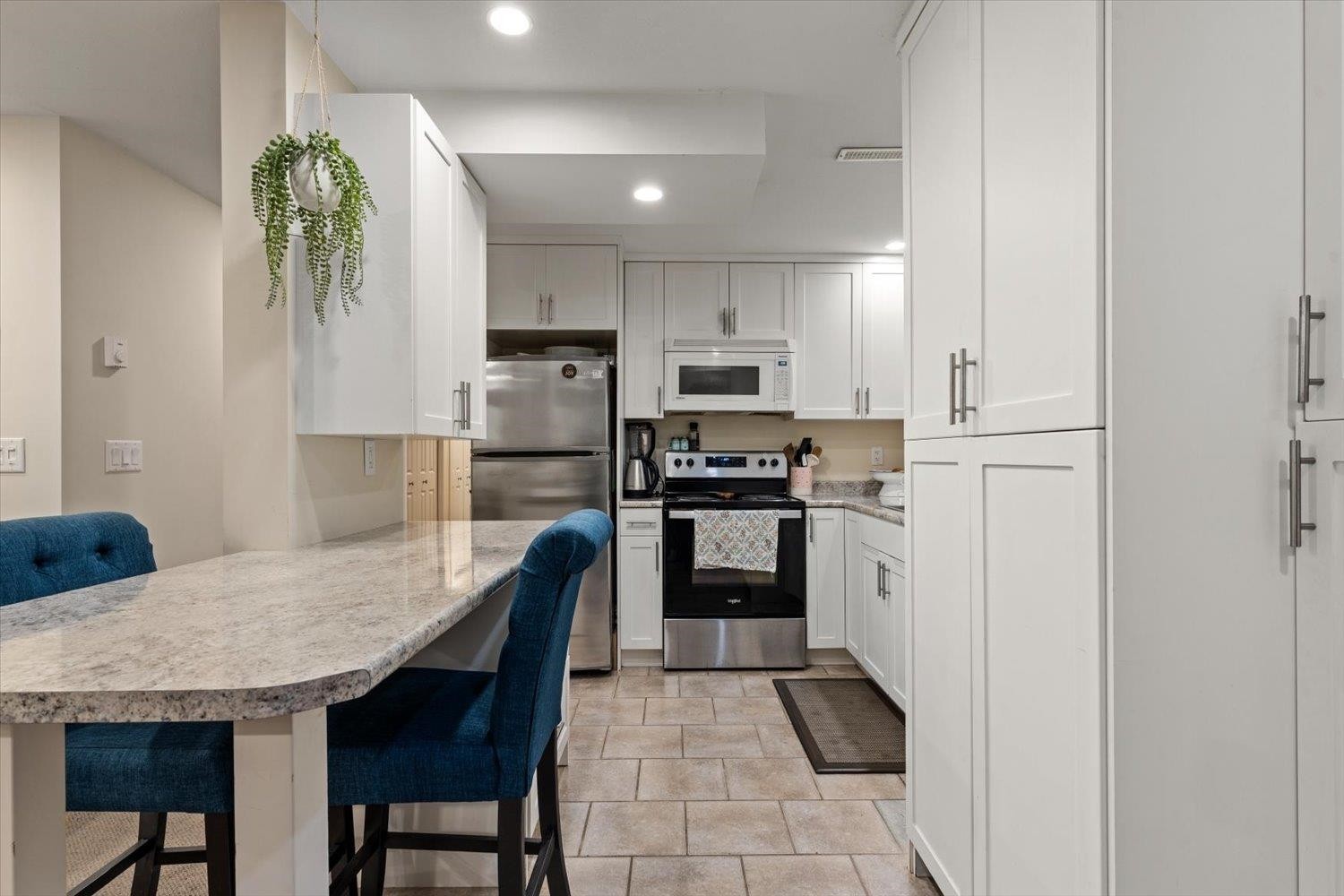 5801 Shawnigan Drive, Chilliwack, BC - Indoor Photo Showing Kitchen With Stainless Steel Kitchen