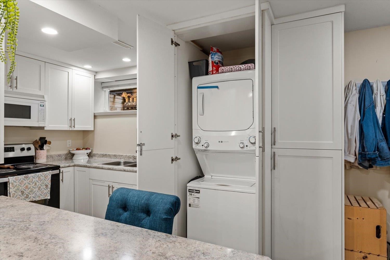 5801 Shawnigan Drive, Chilliwack, BC - Indoor Photo Showing Laundry Room