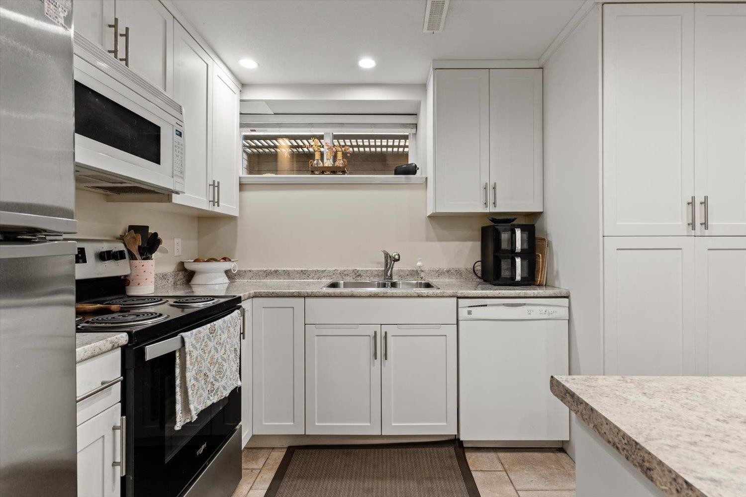 5801 Shawnigan Drive, Chilliwack, BC - Indoor Photo Showing Kitchen With Double Sink