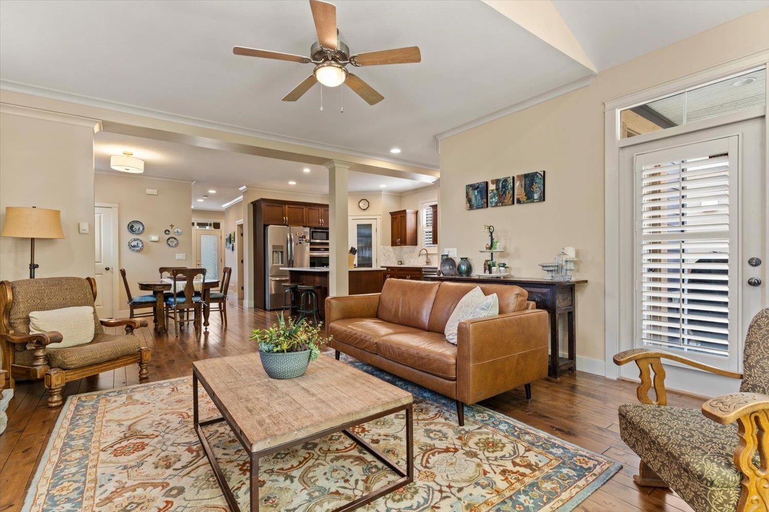 5801 Shawnigan Drive, Chilliwack, BC - Indoor Photo Showing Living Room