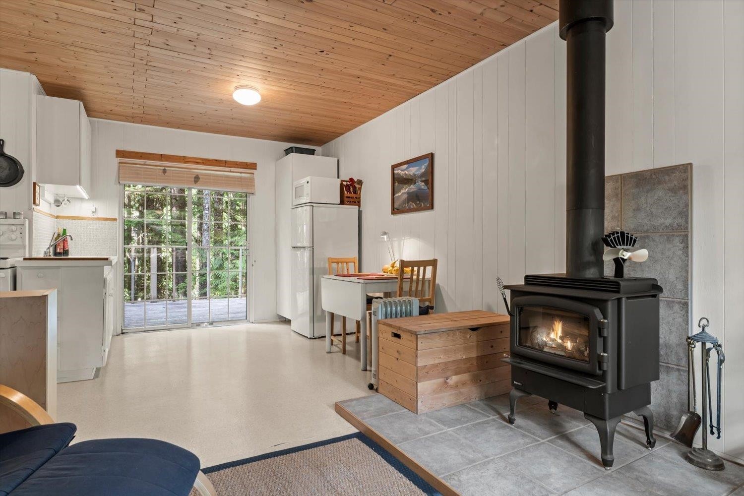 5123 Paulsen Road W, Chilliwack, BC - Indoor With Fireplace