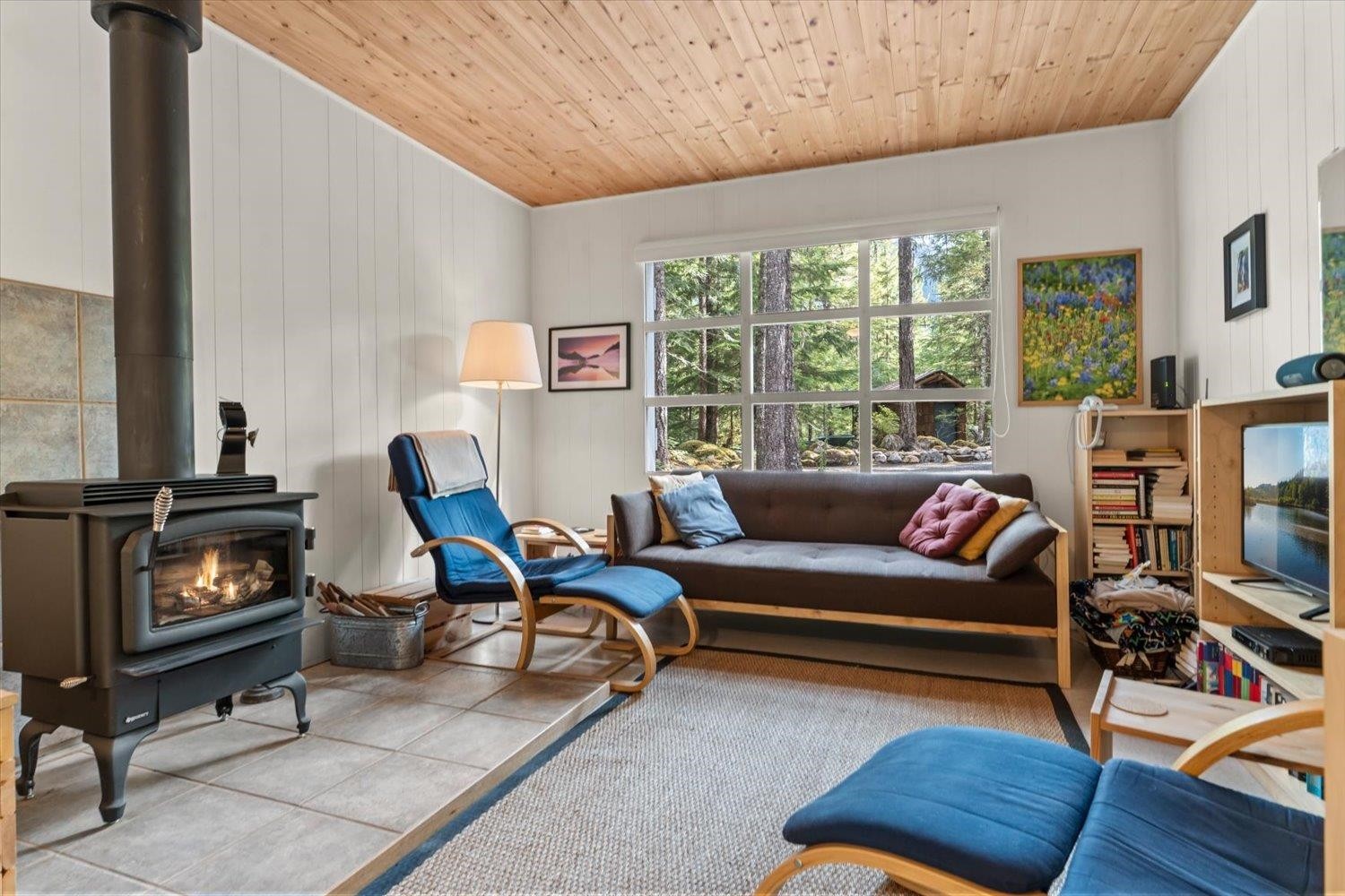 5123 Paulsen Road W, Chilliwack, BC - Indoor Photo Showing Living Room