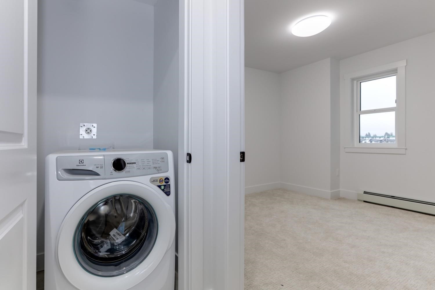 7-46376 Yale Road, Chilliwack, BC - Indoor Photo Showing Laundry Room