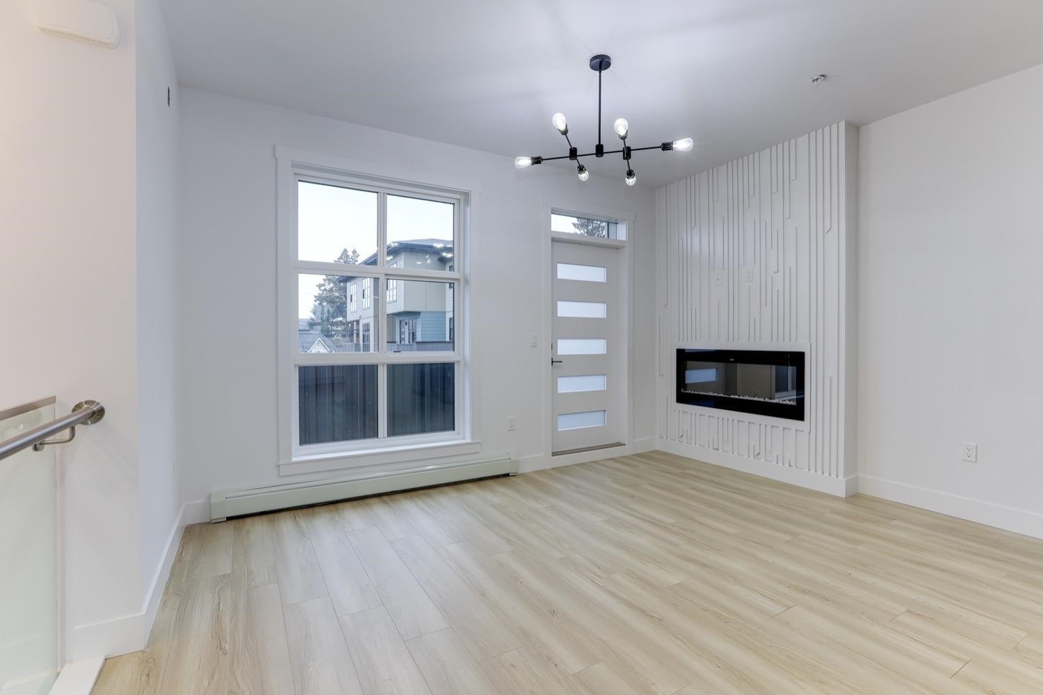 7-46376 Yale Road, Chilliwack, BC - Indoor Photo Showing Living Room With Fireplace