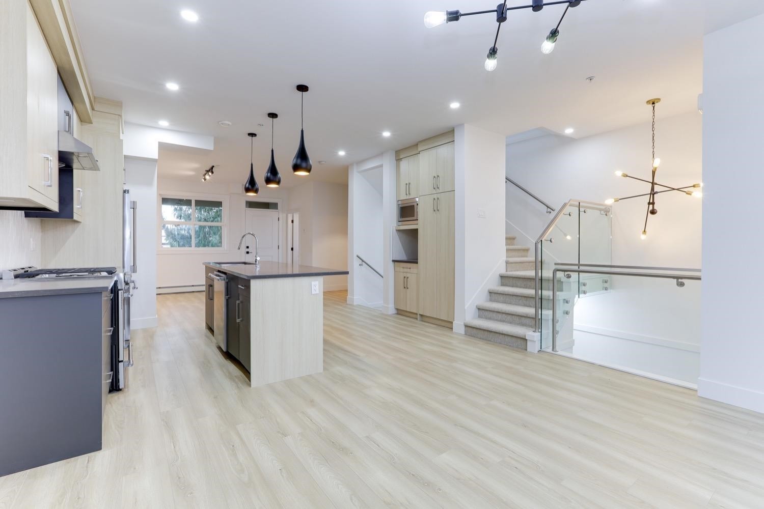 7-46376 Yale Road, Chilliwack, BC - Indoor Photo Showing Kitchen With Upgraded Kitchen