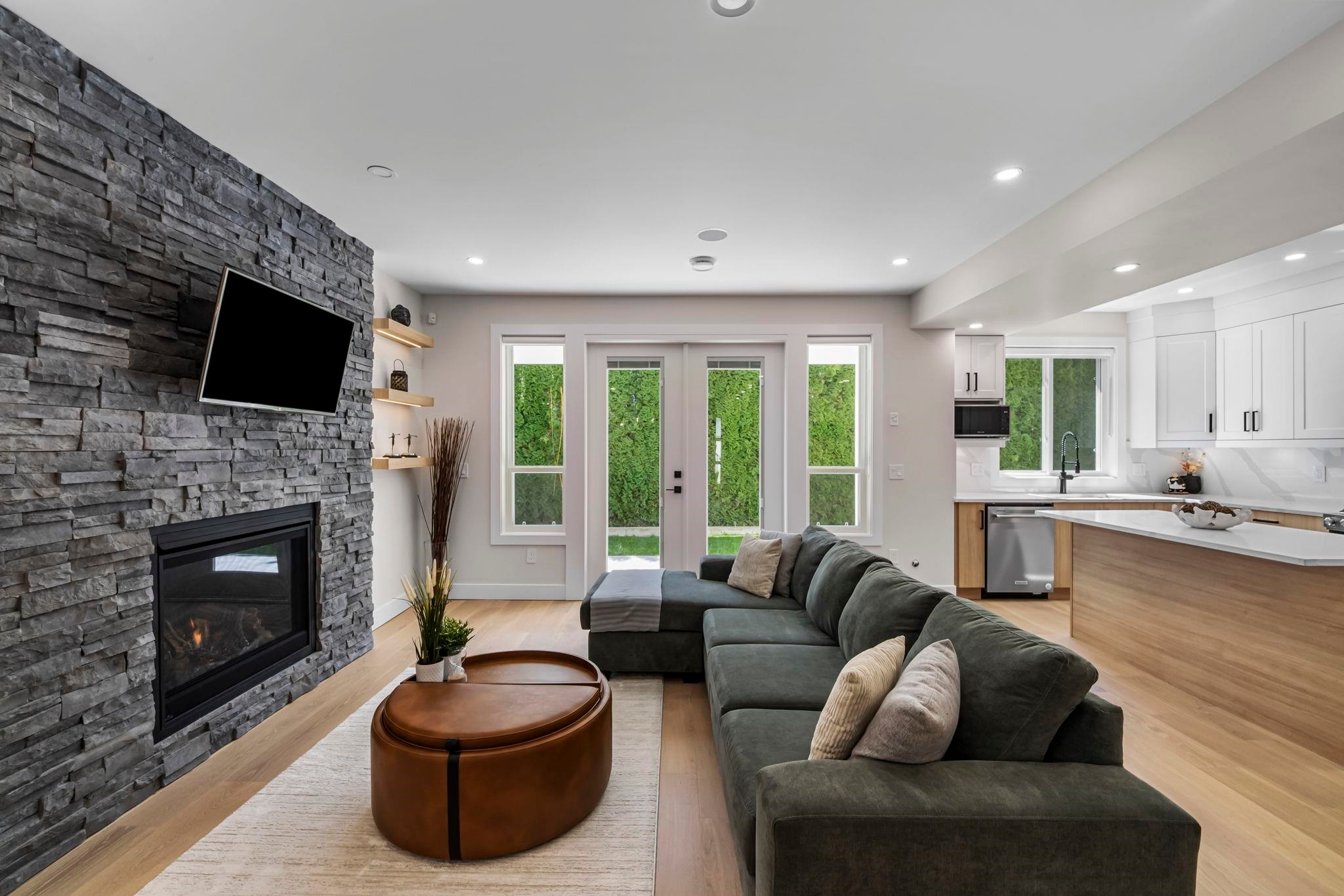 862 Willow Place, Harrison Hot Springs, BC - Indoor Photo Showing Living Room With Fireplace