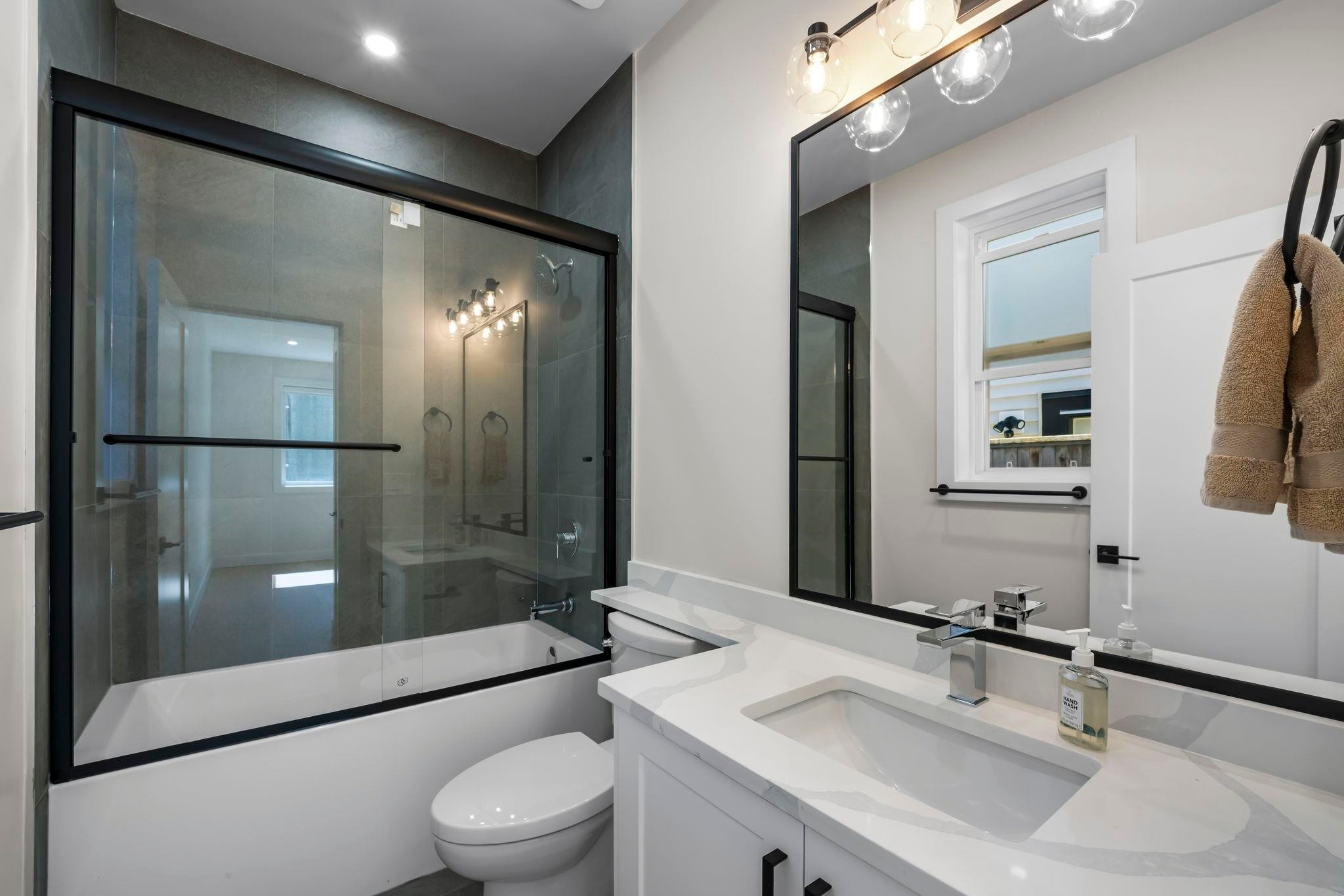 862 Willow Place, Harrison Hot Springs, BC - Indoor Photo Showing Bathroom