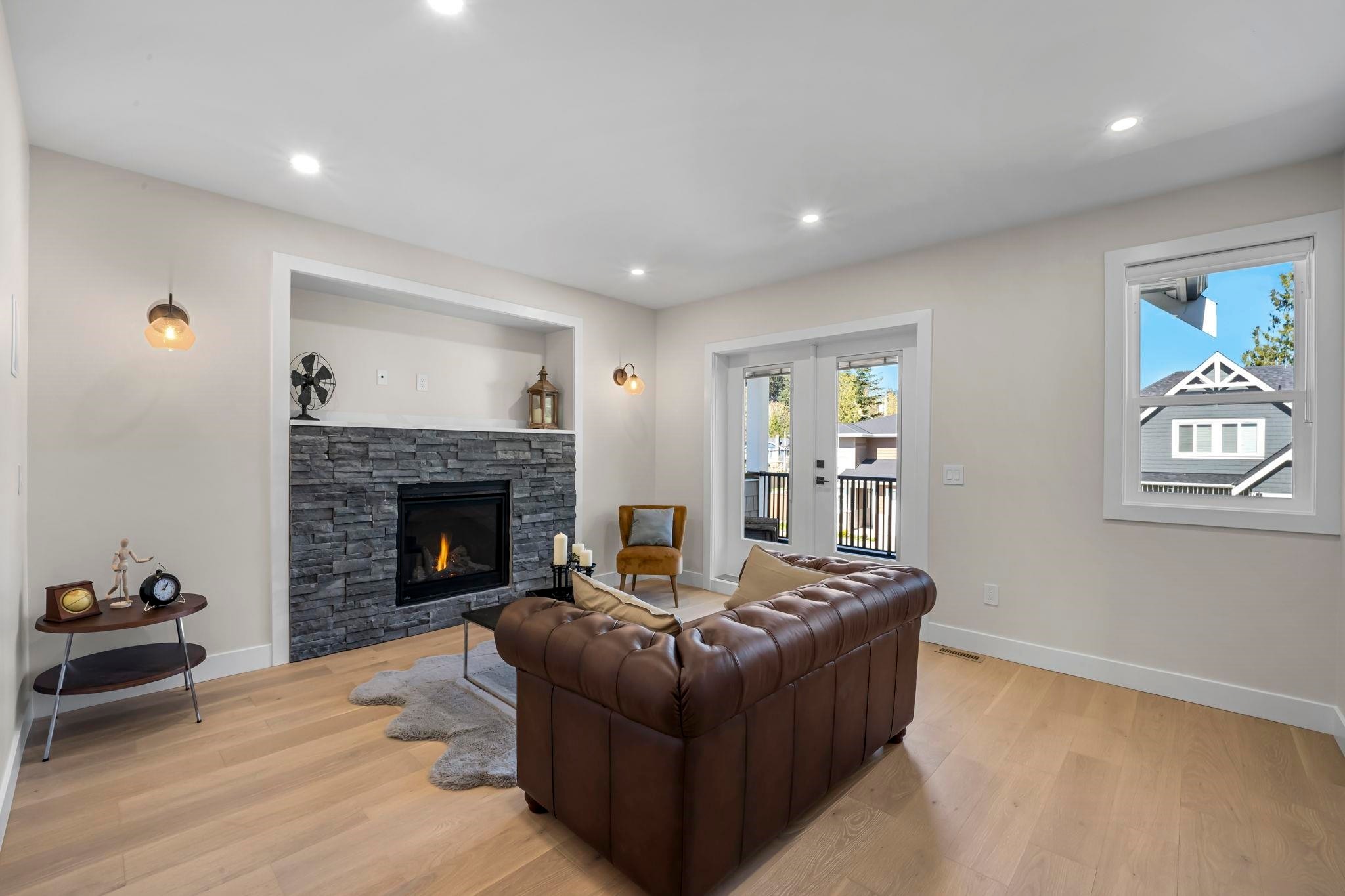 862 Willow Place, Harrison Hot Springs, BC - Indoor Photo Showing Living Room With Fireplace