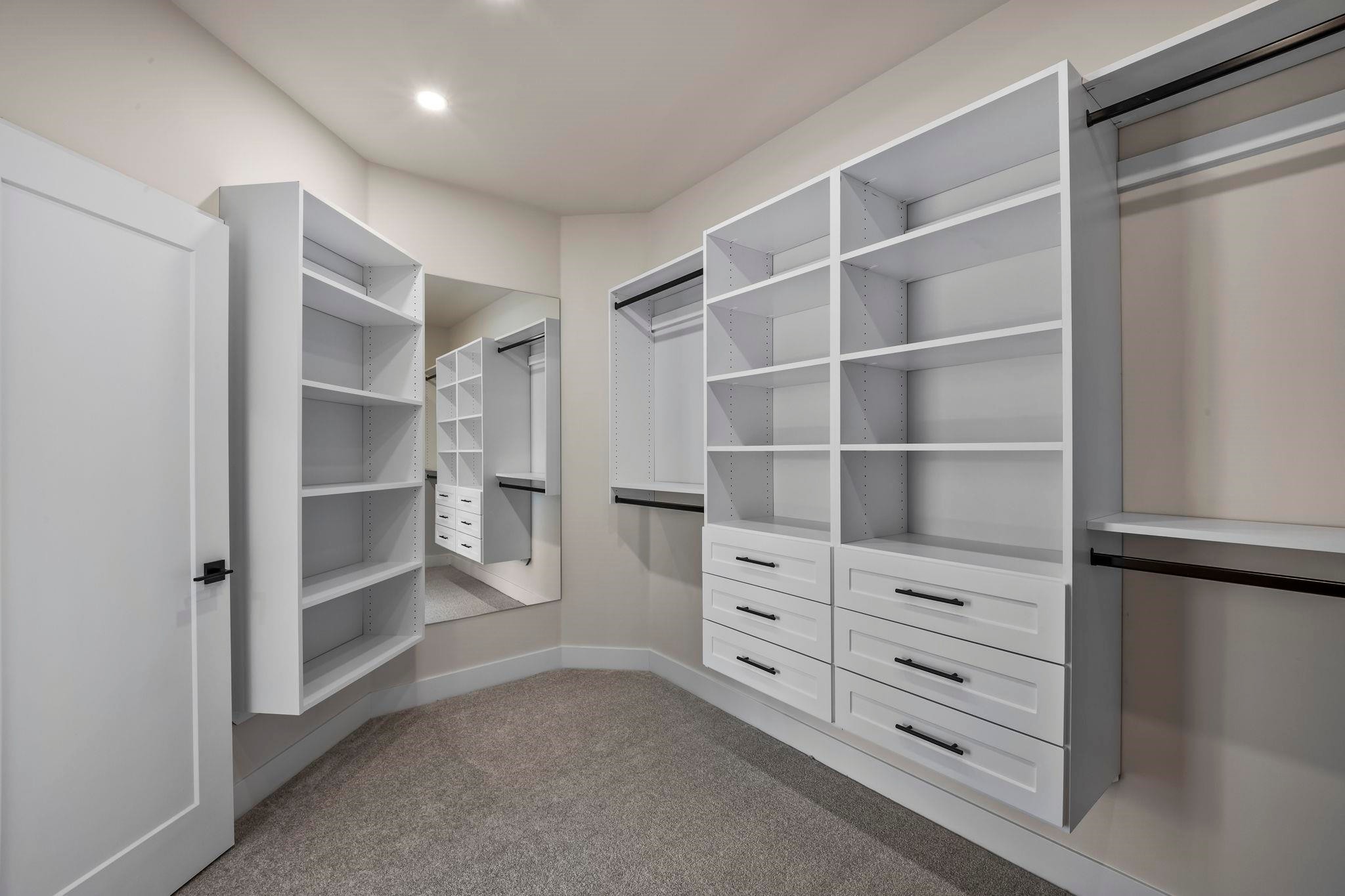 862 Willow Place, Harrison Hot Springs, BC - Indoor With Storage